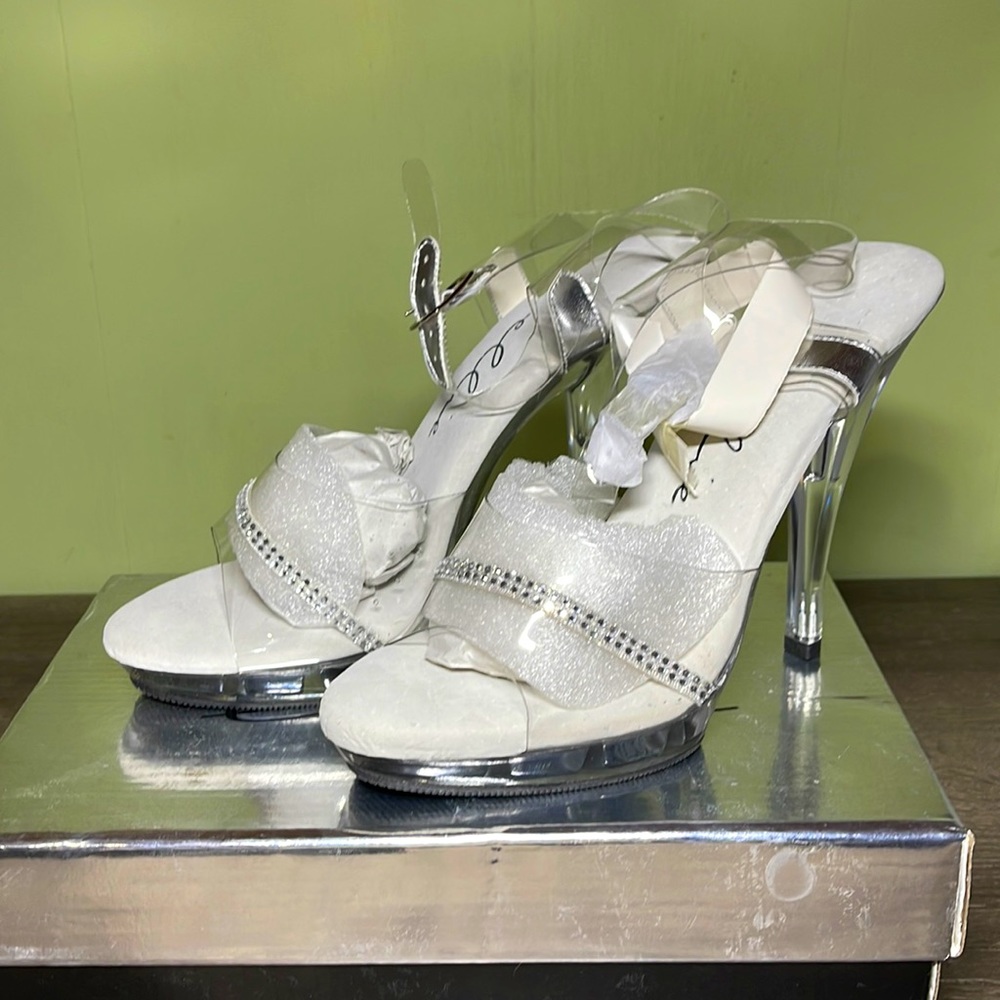 Women size 8 sandal clear